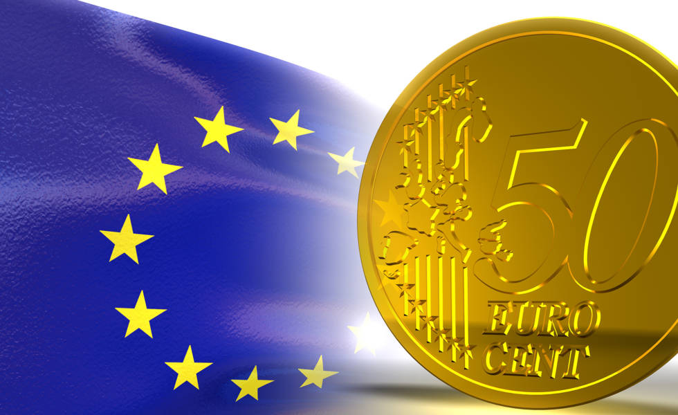 EU-lippu ja 50 sentin kolikko rinnakkain valkoisella taustalla.