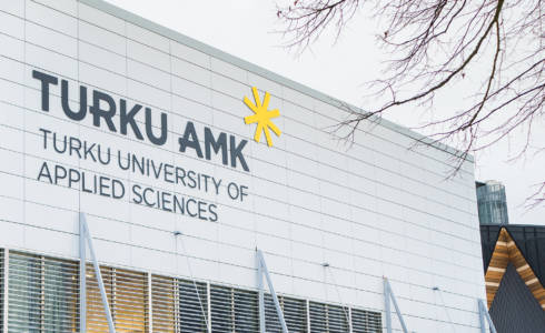 Turun ammattikorkeakoulun toimitalon seinä, jossa TURKU AMK -teksti.