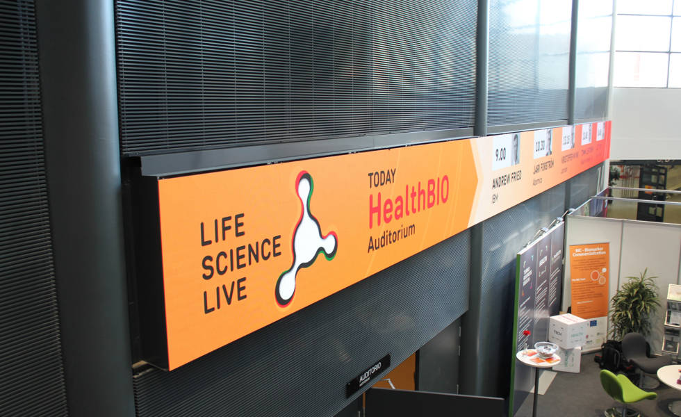 Valoseinä, jossa HealthBion ja Life Science Liven mainostekstejä