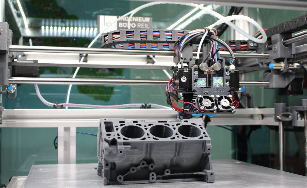 3D-tulostin tulostaa sylinterilohkoa.