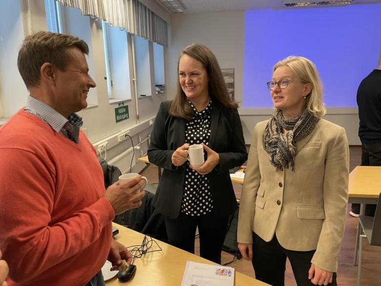 Ismo Kuokkanen (Paroc), Annica Lindfors (Nordkalk) and Reeta Huhtinen (Turku Science Park) discussed during the coffee break.